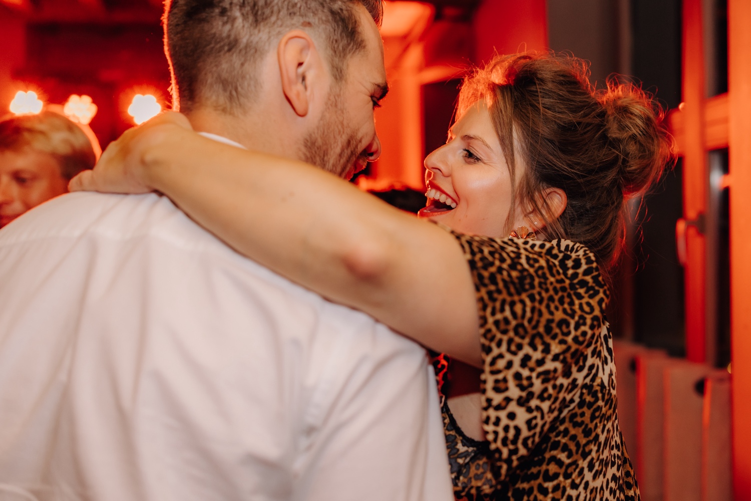 Zomers huwelijk op unieke landelijke locatie in Horebeke - koppelt danst met elkaar tijdens dansfeest