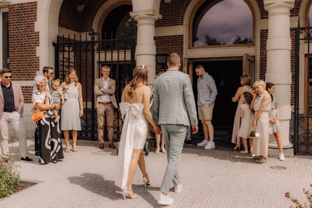 Burgerlijke trouw in het Stadhuis van Maasmechelen - Bruidspaar wandelt stadhuis van Maasmechelen binnen