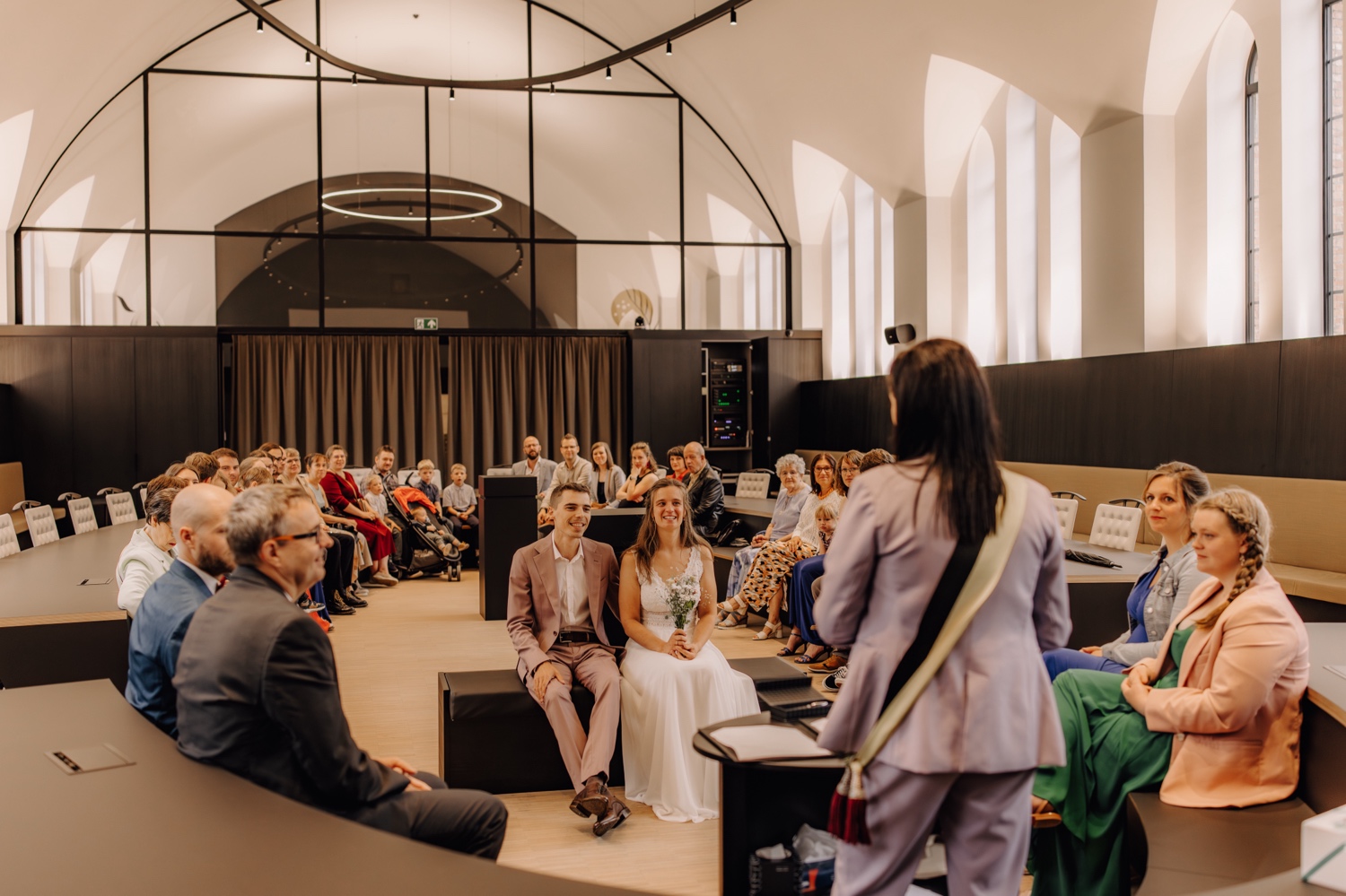 Een intiem huwelijk met twee honden en modderige laarzen - gemeentelijke ceremonie in het stadhuis van Beringen