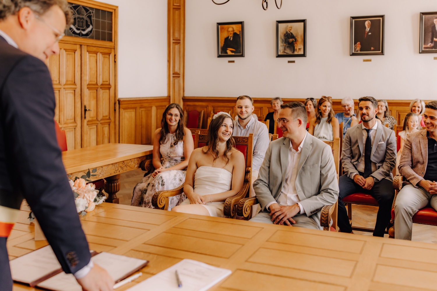 Burgerlijke trouw in het Stadhuis van Maasmechelen - bruidspaar lacht tijdens burgerlijke ceremonie in het stadhuis van Maasmechelen