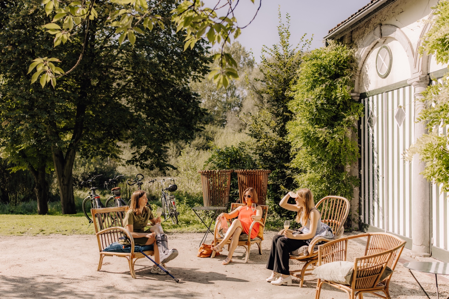 gasten relaxen in het zonnetje bij huwelijksreceptie te Leuven