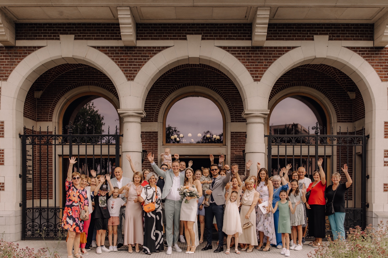 Groepsfoto voor het stadhuis van Maasmechelen