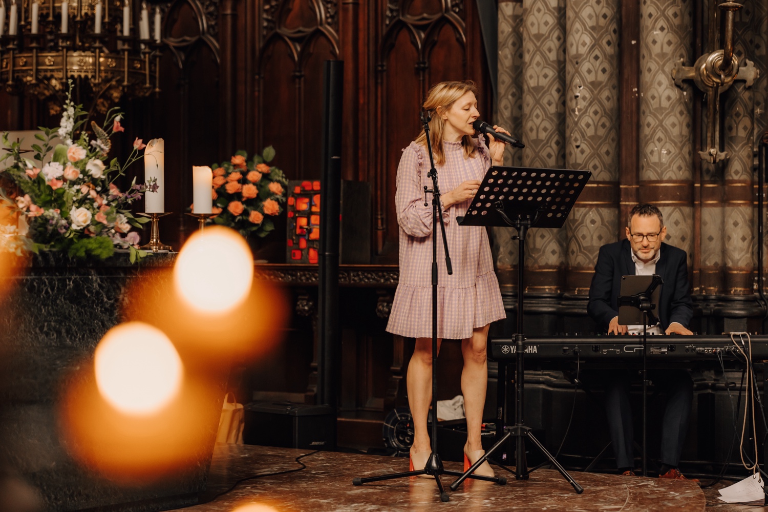 Een regenachtige huwelijksdag bij Hoeve Engelendael - close-up van zangeres in de kerk