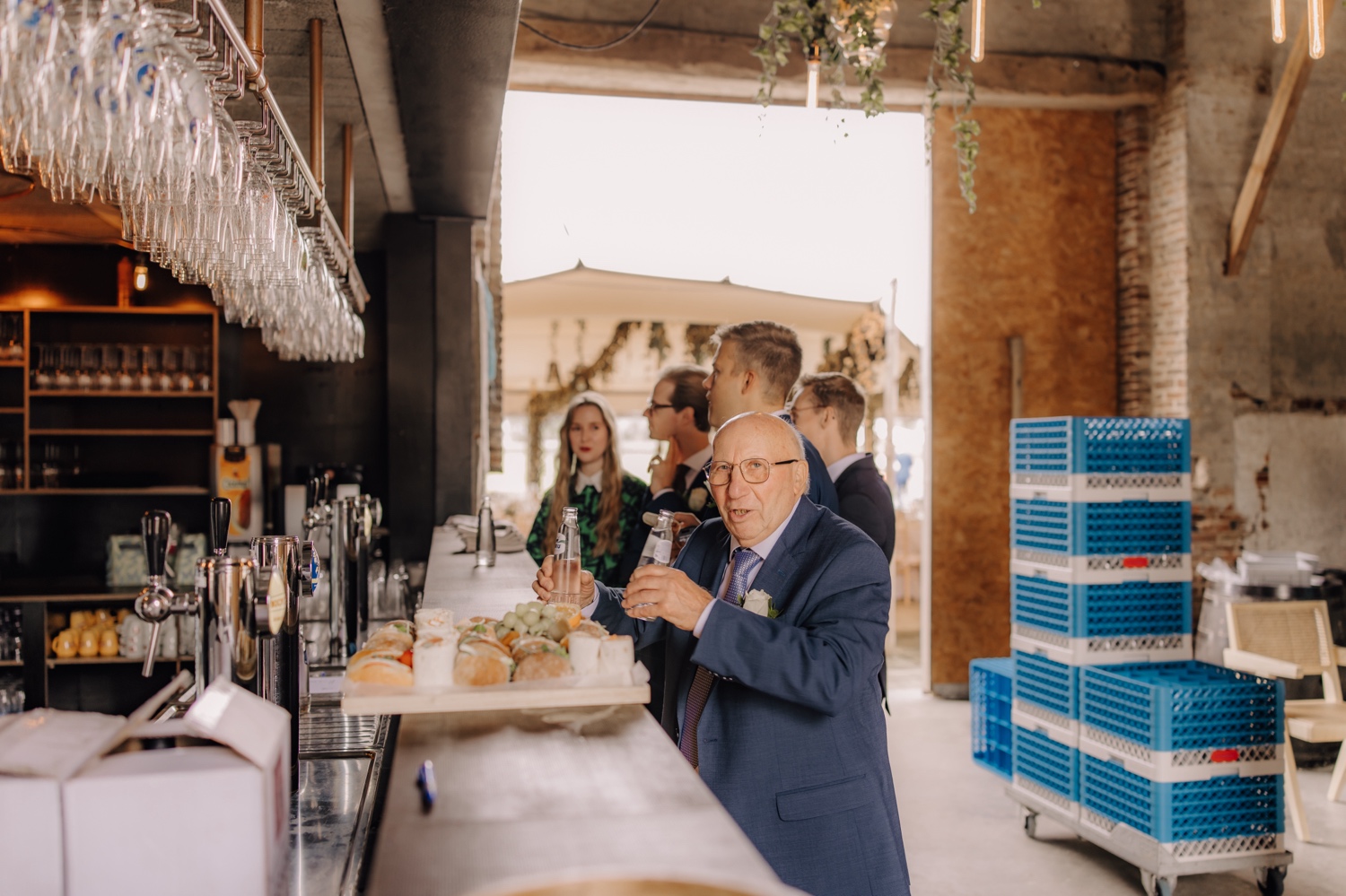 Landelijk huwelijk bij vierkantshoeve Bar Silo - Grootvader klinkt op het bruidspaar met zijn watertje aan de bar