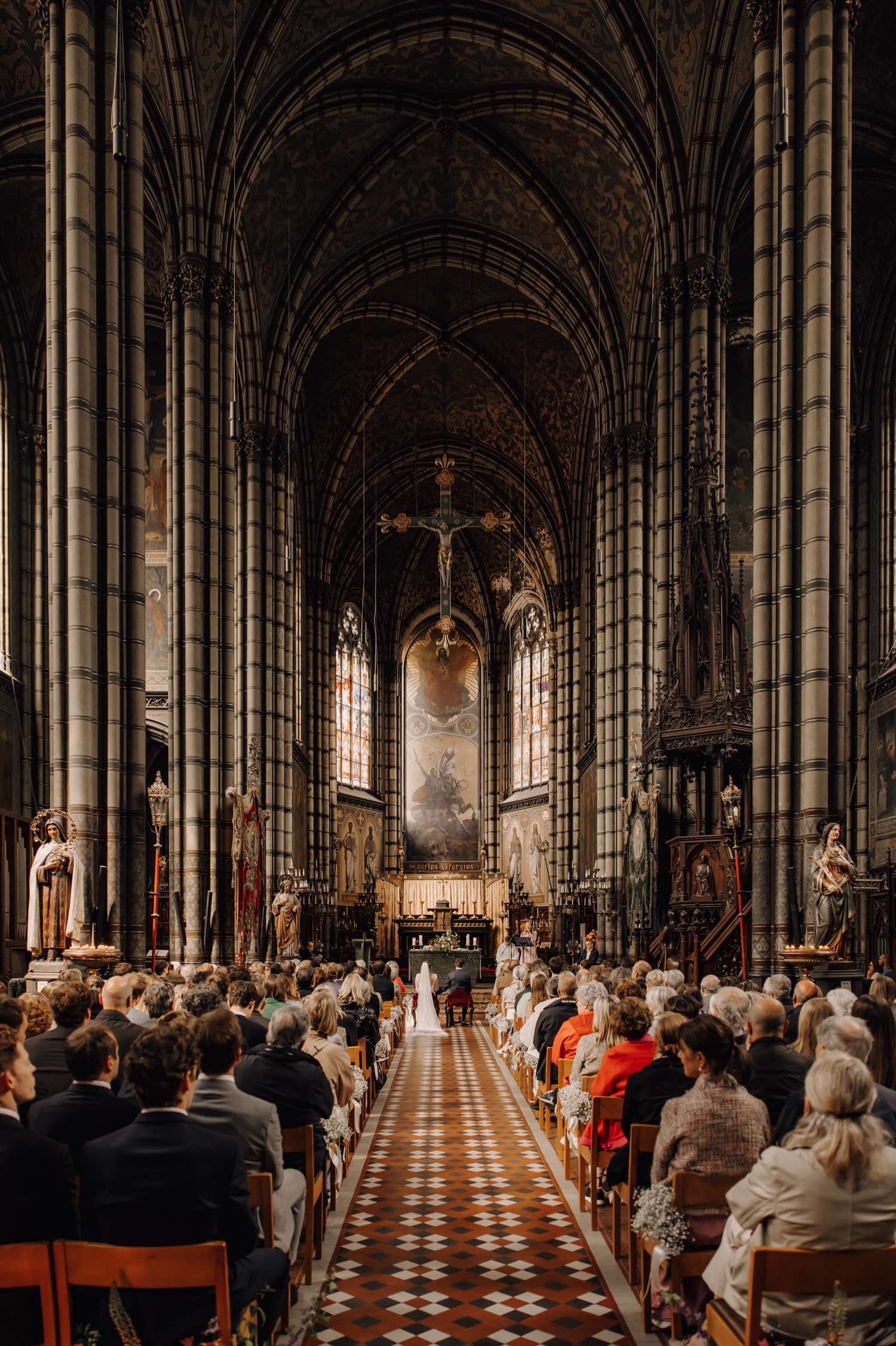 Een regenachtige huwelijksdag bij Hoeve Engelendael - overzichtsfoto van bruidspaar in de kerk