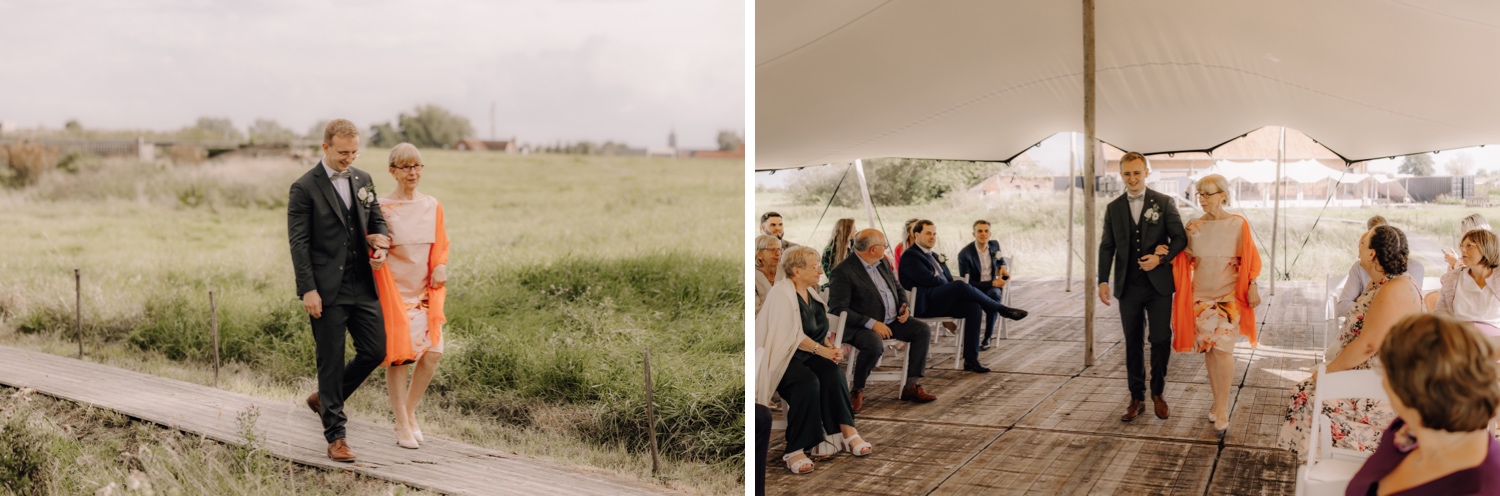 Landelijk huwelijk bij vierkantshoeve Bar Silo - bruidegom wandelt met zijn moeder de ceremonie in bij Bar Silo