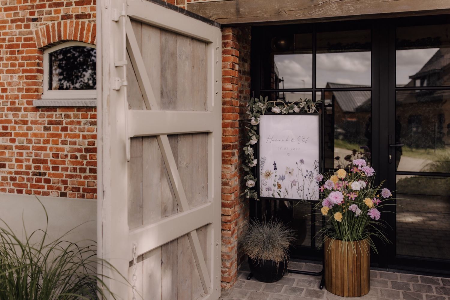 Een intiem huwelijk met twee honden en modderige laarzen - Welkomstbord aan de ingang van feestzaal De Gelegenheid te Balen