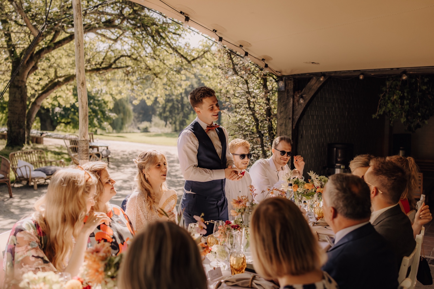 Bruidegom geeft speech bij lunch in tuin Four Willows