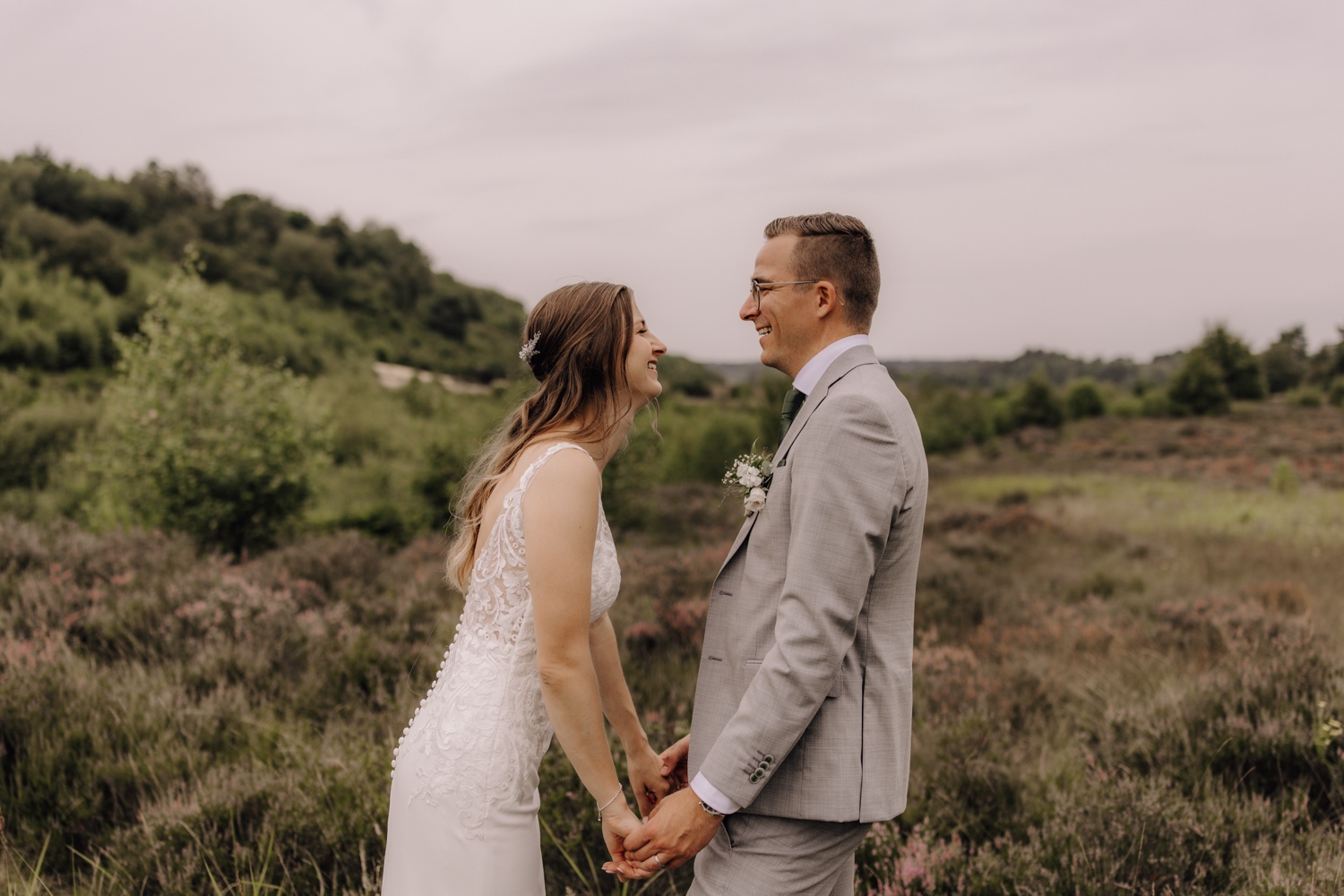 Intiem huwelijk bij La Butte Aux Bois - bruidspaar kijkt naar elkaar tijdens fotoshoot in de Mechelse Heide