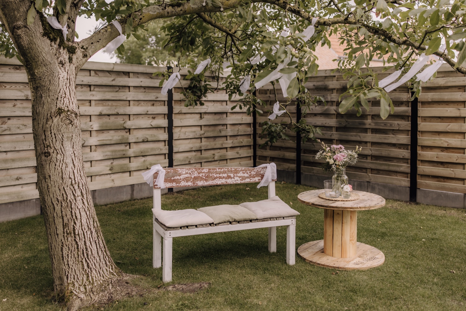 Een intiem huwelijk met twee honden en modderige laarzen - inkleding van de ceremonie in de tuin van feestzaal De Gelegenheid te Balen