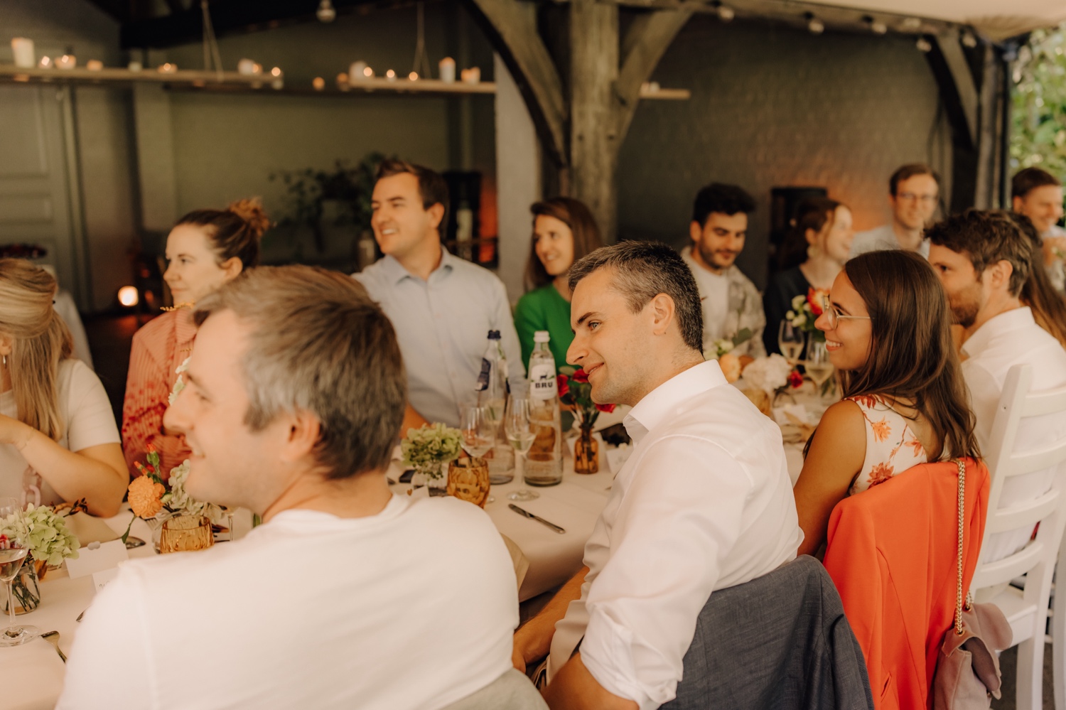 gasten luisteren naar de speeches tijdens de lunch