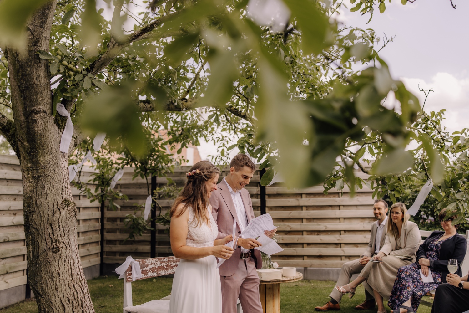 Een intiem huwelijk met twee honden en modderige laarzen - bruidspaar geeft speech tijdens hun tuinceremonie in Balen