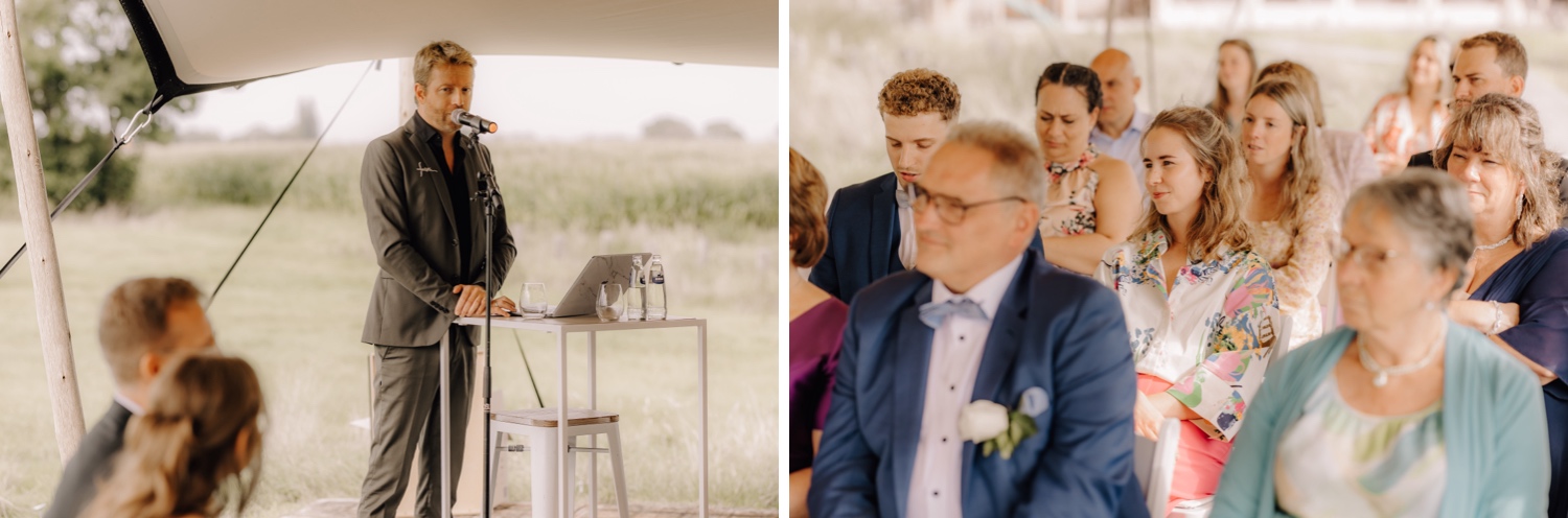 Landelijk huwelijk bij vierkantshoeve Bar Silo - Ceremoniemeester spreekt gasten en bruidspaar toe bij begin van de huwelijksceremonie