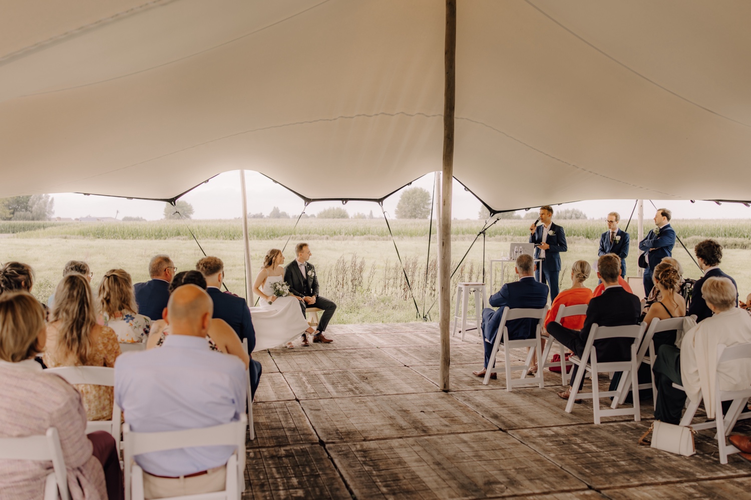 Landelijk huwelijk bij vierkantshoeve Bar Silo - vrienden van de bruidegom spreken tijdens de huwelijksceremonie