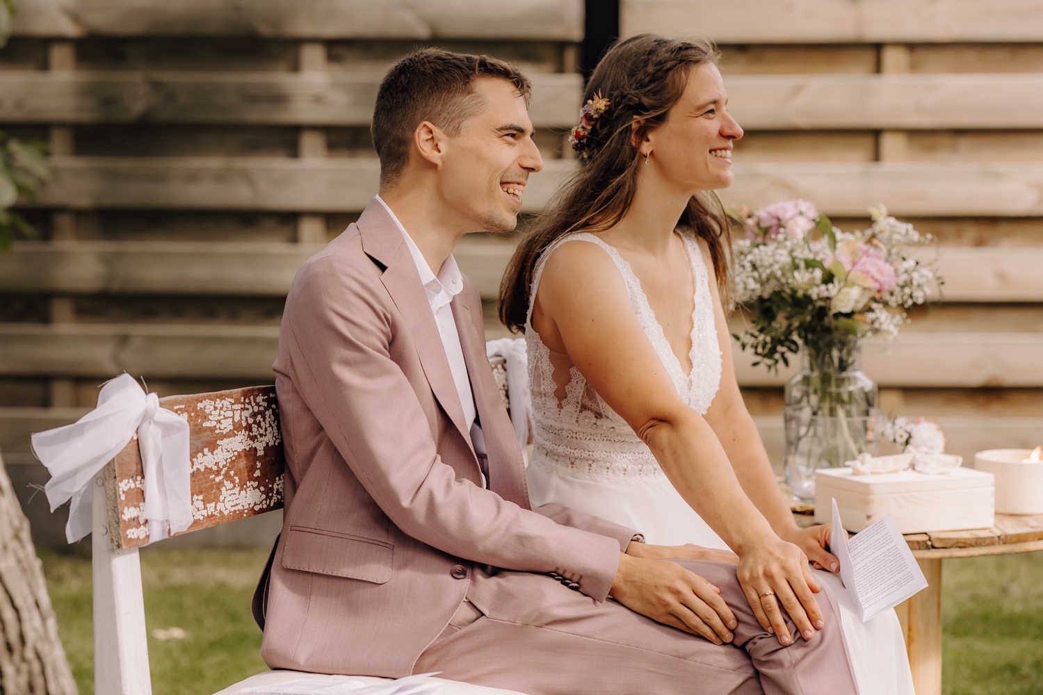 Een intiem huwelijk met twee honden en modderige laarzen - bruidspaar geniet van de ceremonie