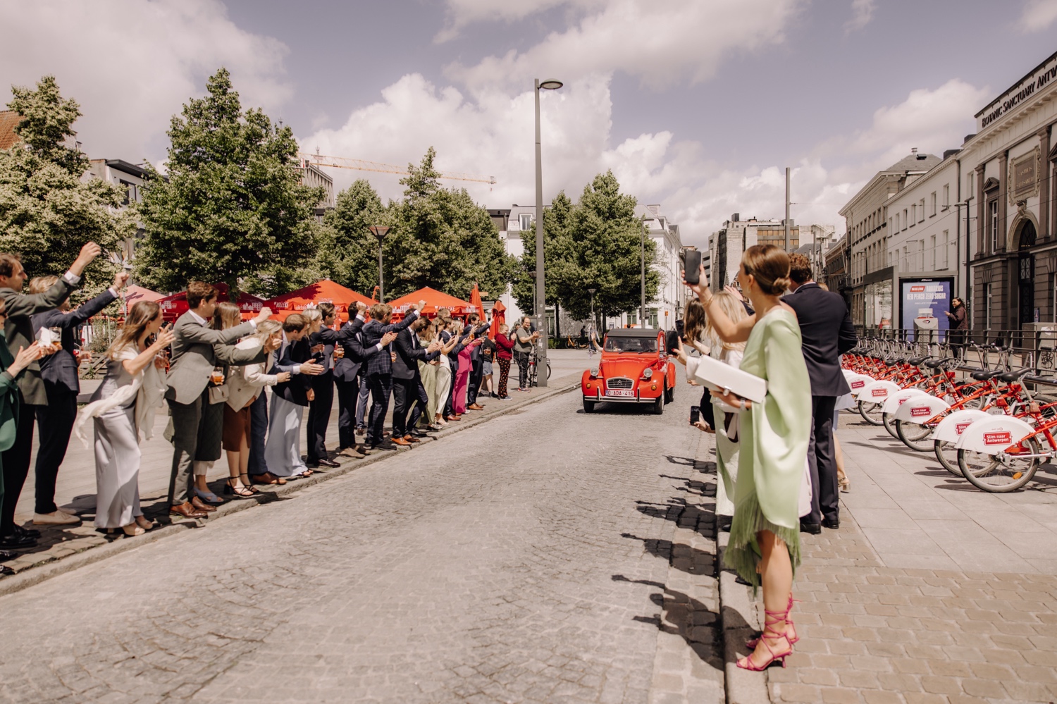 Een regenachtige huwelijksdag bij Hoeve Engelendael - bruidspaar rijdt met old timer weg