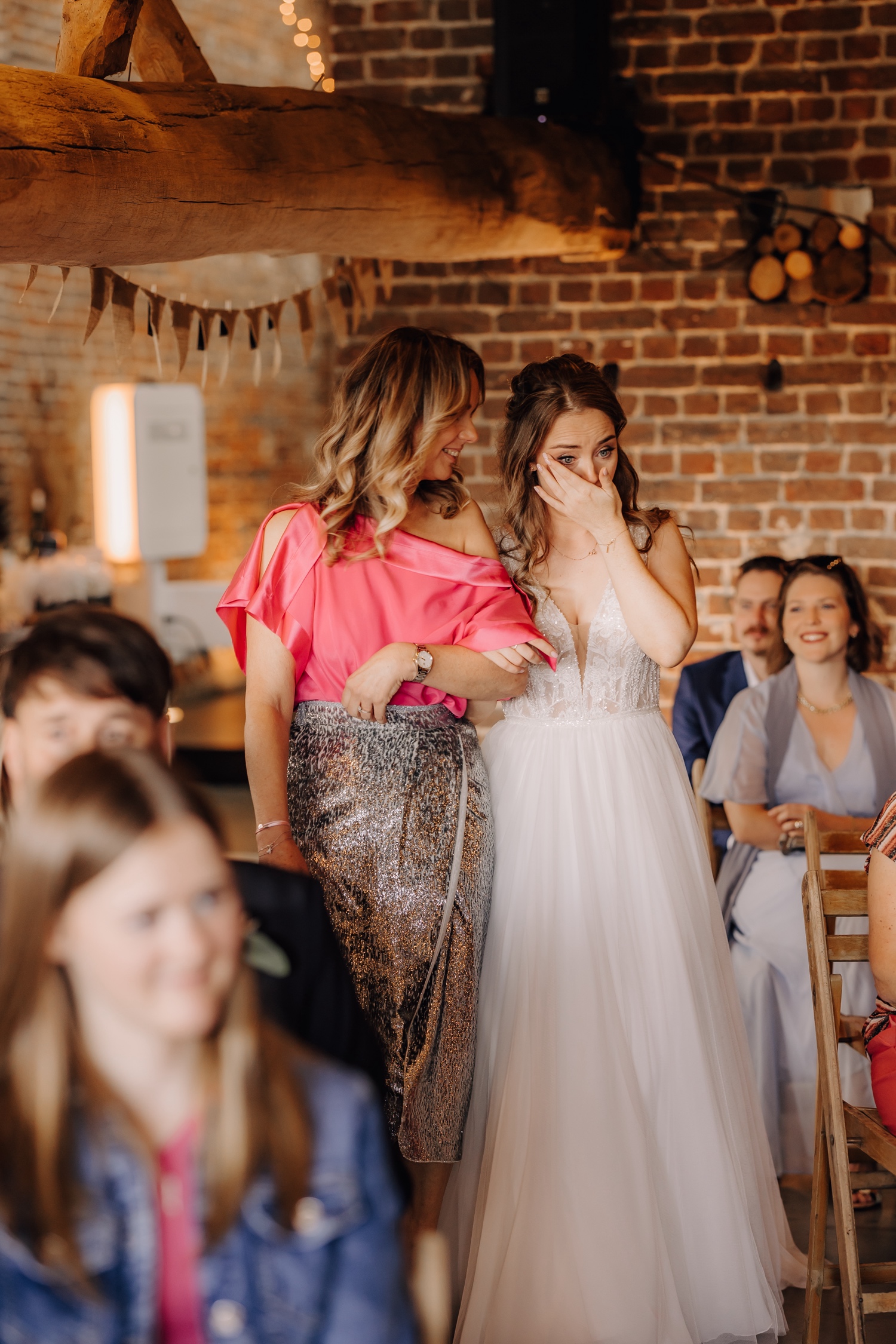 Landelijk huwelijk bij Ferme Koer - bruid wandelt met haar moeder de ceremonie in