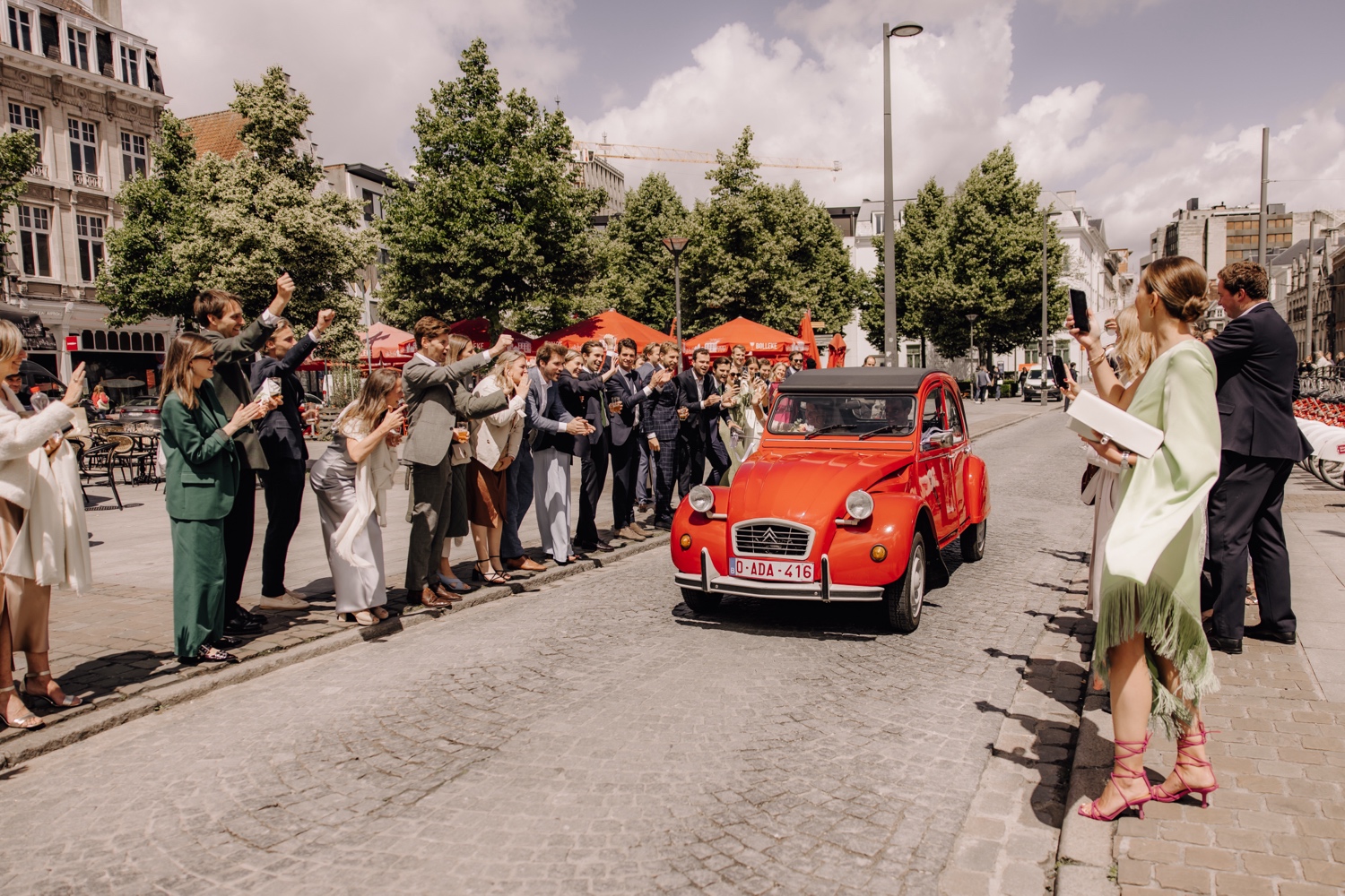 Een regenachtige huwelijksdag bij Hoeve Engelendael - bruidspaar gaat er vandoor in knalrode oldtimer