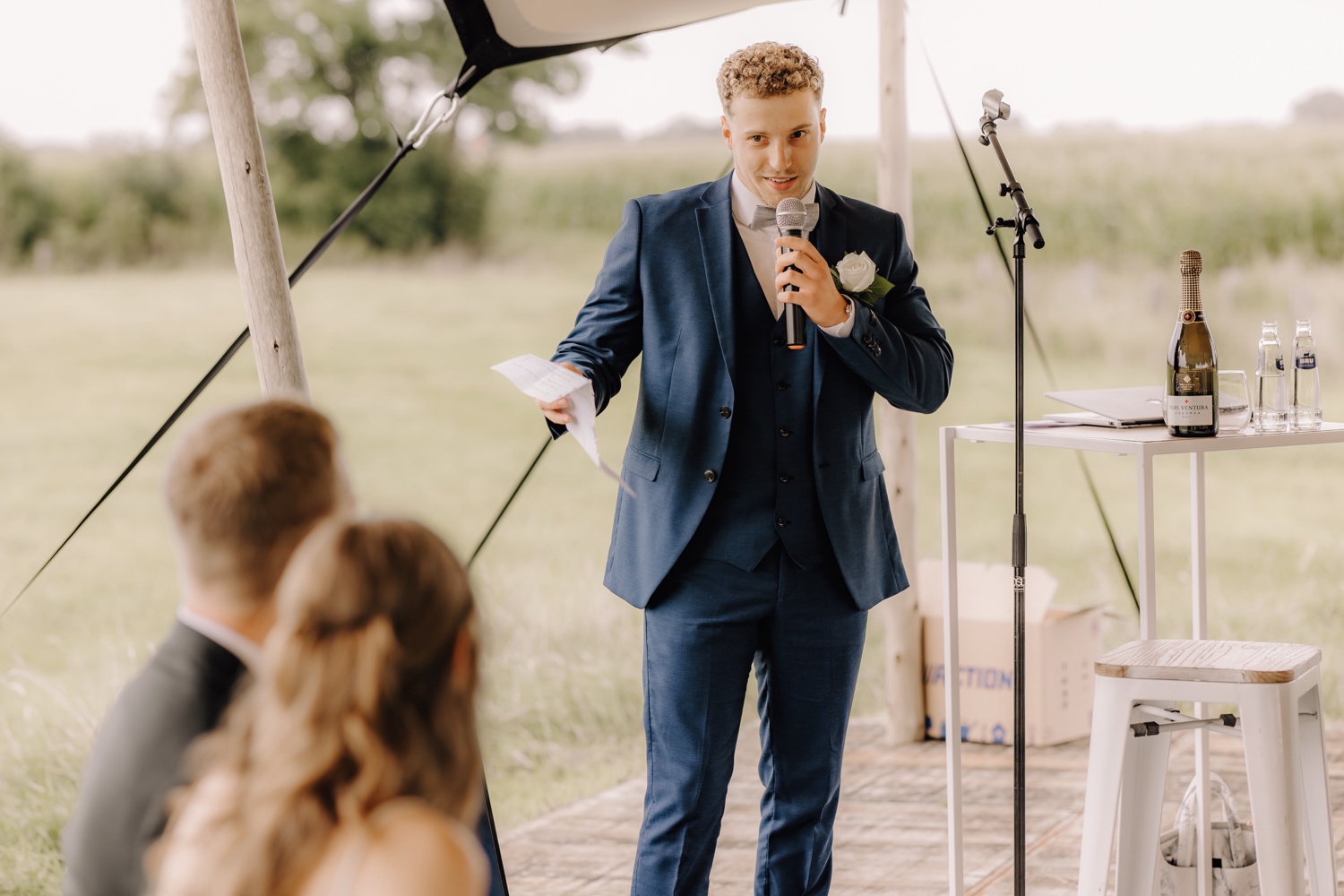 Landelijk huwelijk bij vierkantshoeve Bar Silo - broer van de bruid geeft een emotionele speech tijdens de ceremonie