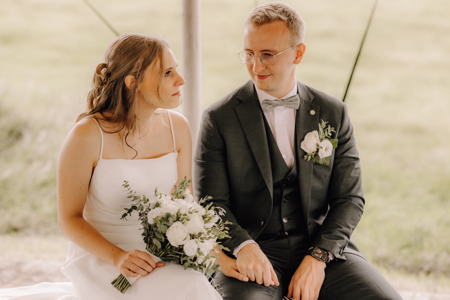 Landelijk huwelijk bij vierkantshoeve Bar Silo - bruid moet haar tranen bedwingen tijdens speech van de broer tijdens ceremonie