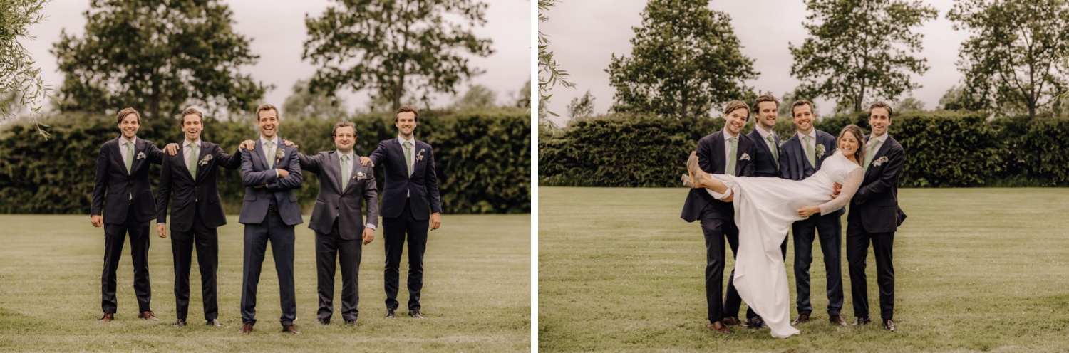 Een regenachtige huwelijksdag bij Hoeve Engelendael - bruid en bruidegom poseren met hun vrienden