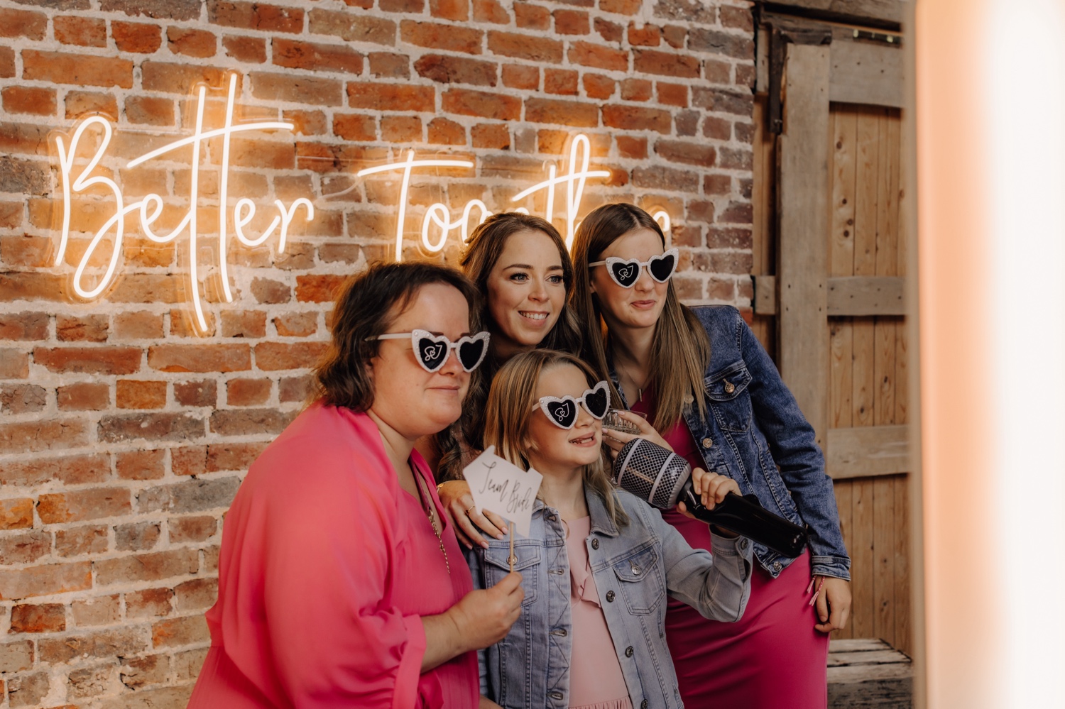 Landelijk huwelijk bij Ferme Koer - bruidspaar poseert met familie voor de Photo Booth