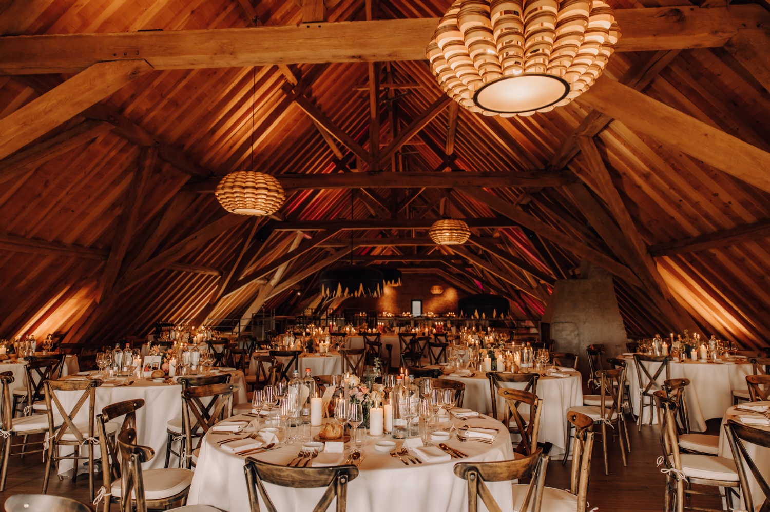 Een regenachtige huwelijksdag bij Hoeve Engelendael - Overzichtsfoto van de feestzaal in Hoeve Engelendael