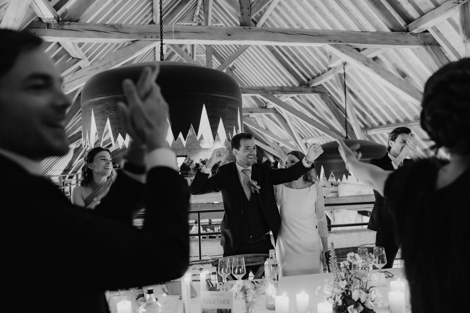 Een regenachtige huwelijksdag bij Hoeve Engelendael - Bruidspaar geniet van hun entrée bij het diner in Hoeve Engelendael