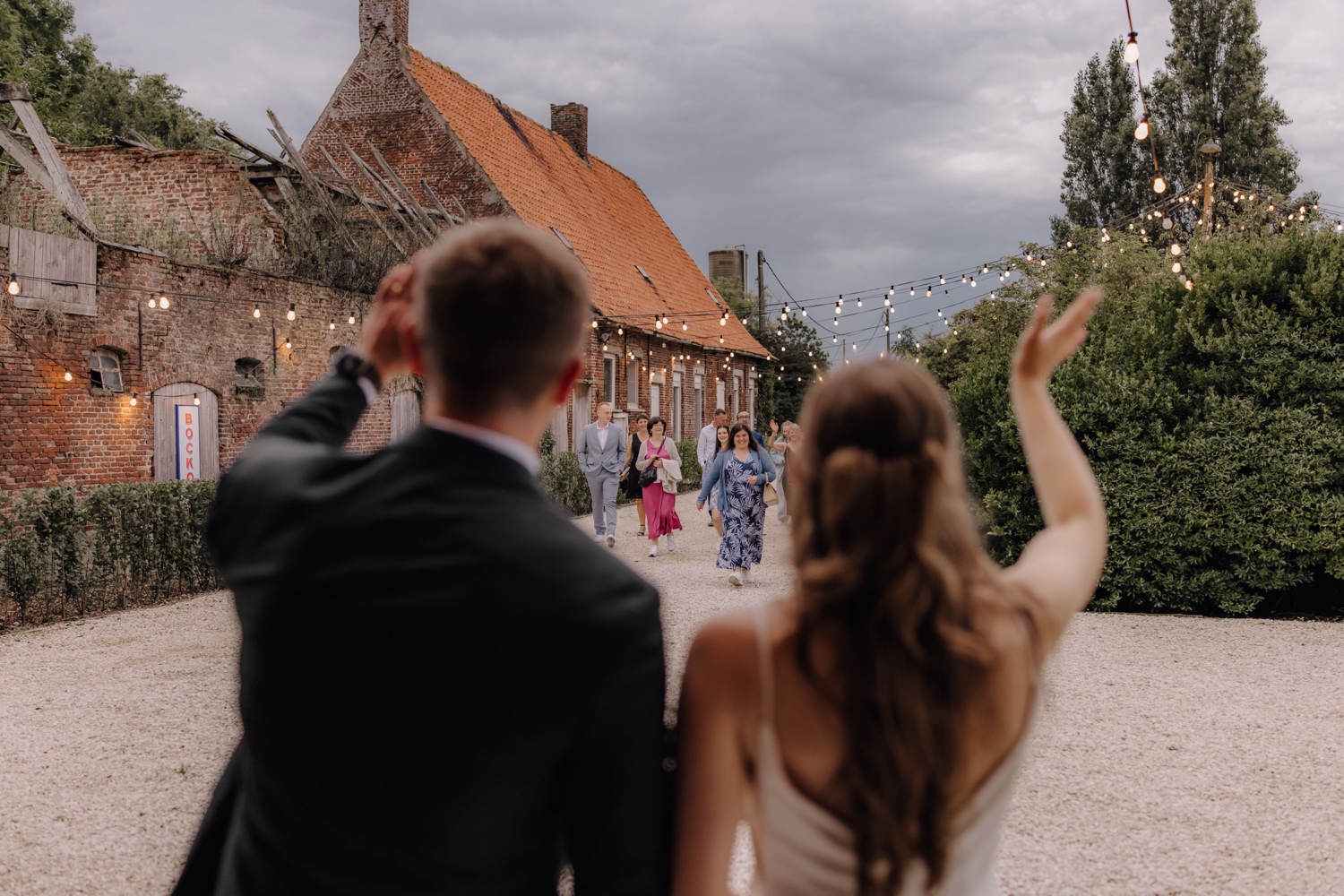 Landelijk huwelijk bij vierkantshoeve Bar Silo - gasten komen toe bij huwelijksreceptie bij Bar Silo te Ledegem