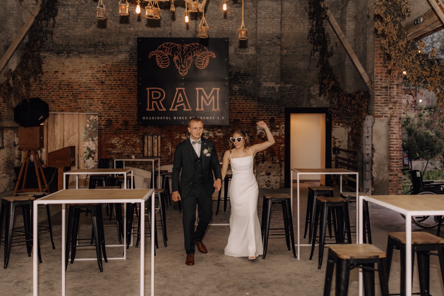 Landelijk huwelijk bij vierkantshoeve Bar Silo - Bruidspaar maakt zich klaar voor hun entrée bij het diner