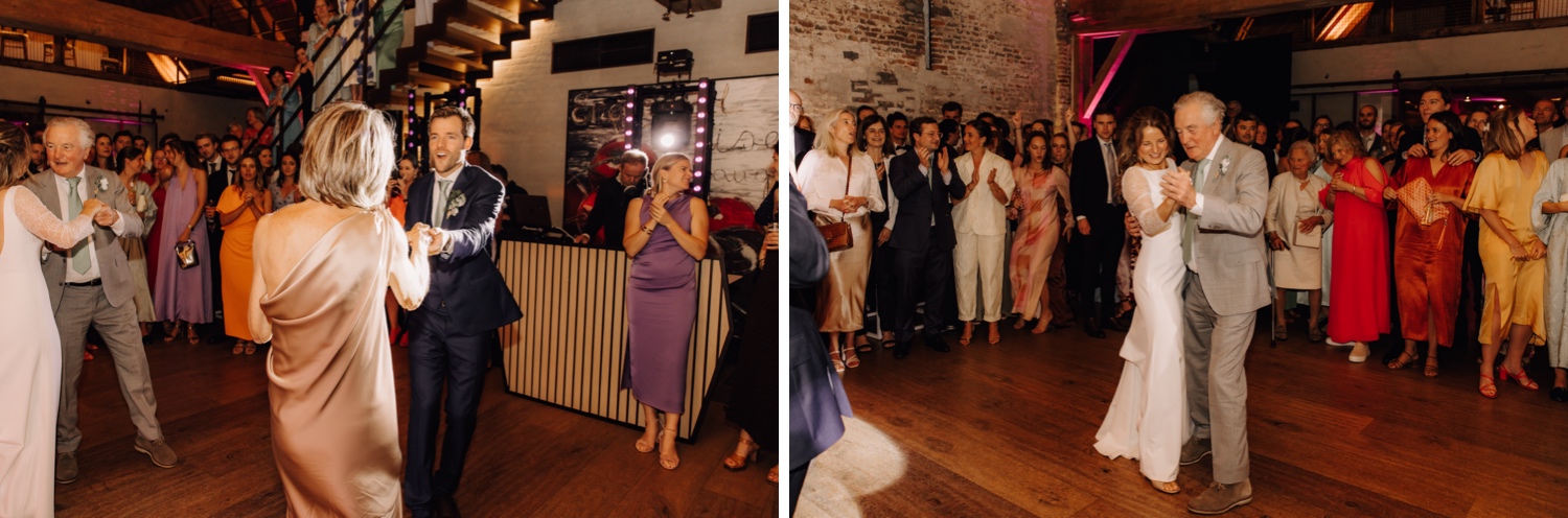 Een regenachtige huwelijksdag bij Hoeve Engelendael - bruid en bruidegom dansen met hun ouders op huwelijksfeest