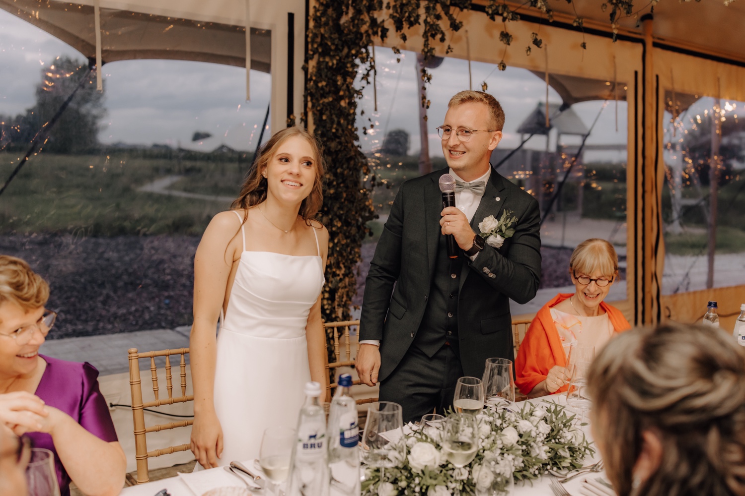 Landelijk huwelijk bij vierkantshoeve Bar Silo - bruidegom geeft speech tijdens diner bij Bar Silo