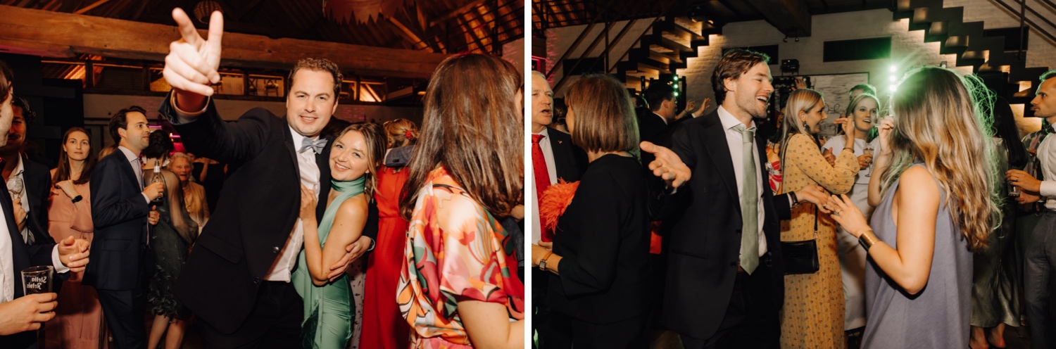 Een regenachtige huwelijksdag bij Hoeve Engelendael - vrienden feesten er op los tijdens huwelijksfeest