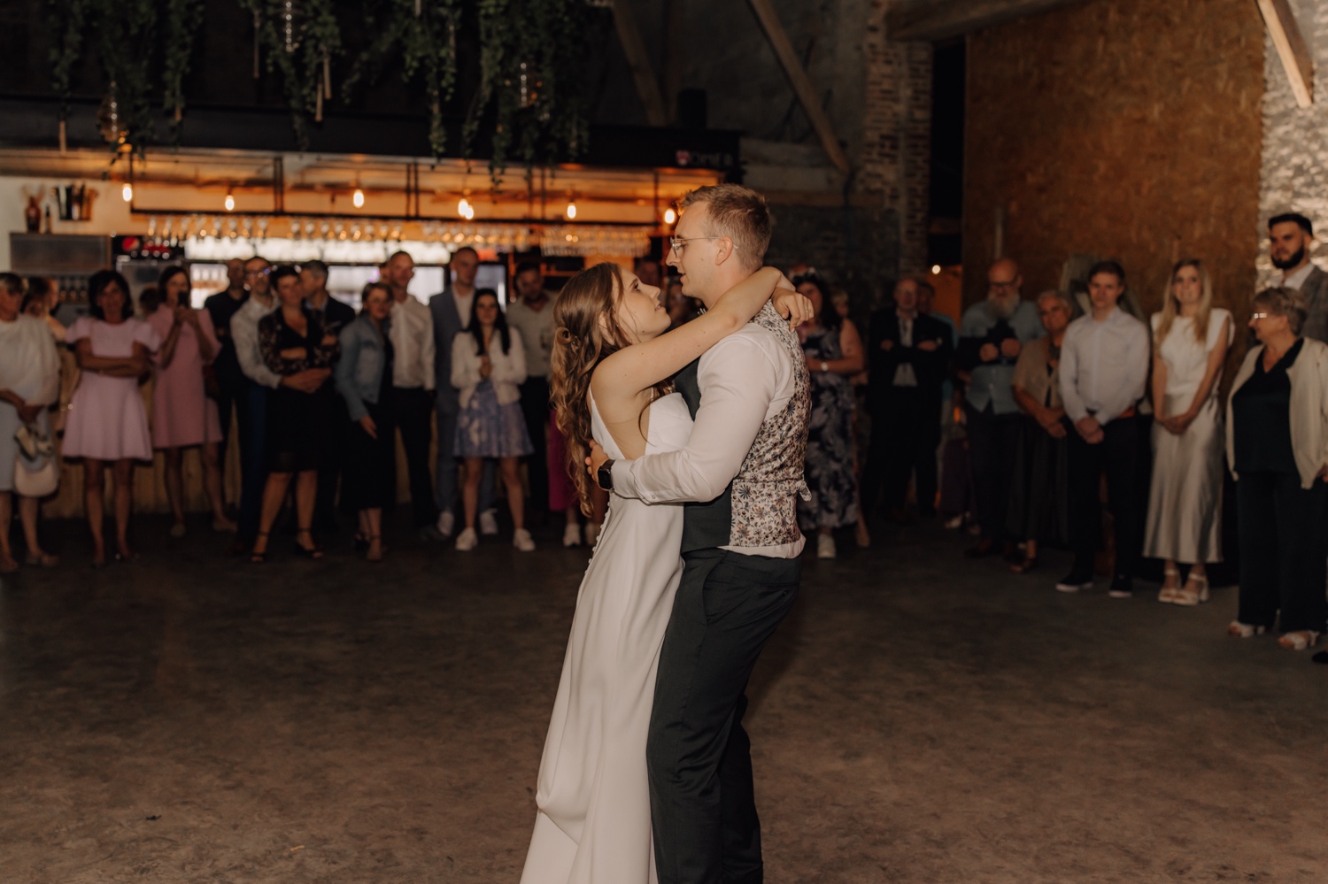 Landelijk huwelijk bij vierkantshoeve Bar Silo - bruidspaar slowt tijdens openingsdans bij Bar Silo