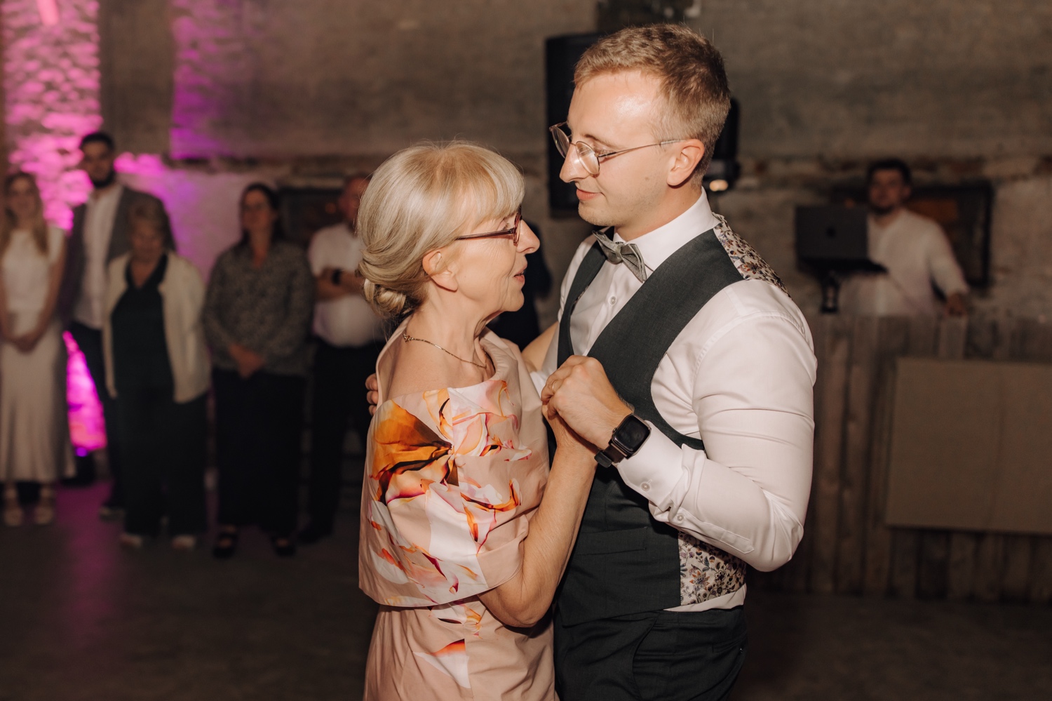 Landelijk huwelijk bij vierkantshoeve Bar Silo - bruidegom danst met zijn moeder tijdens dansfeest