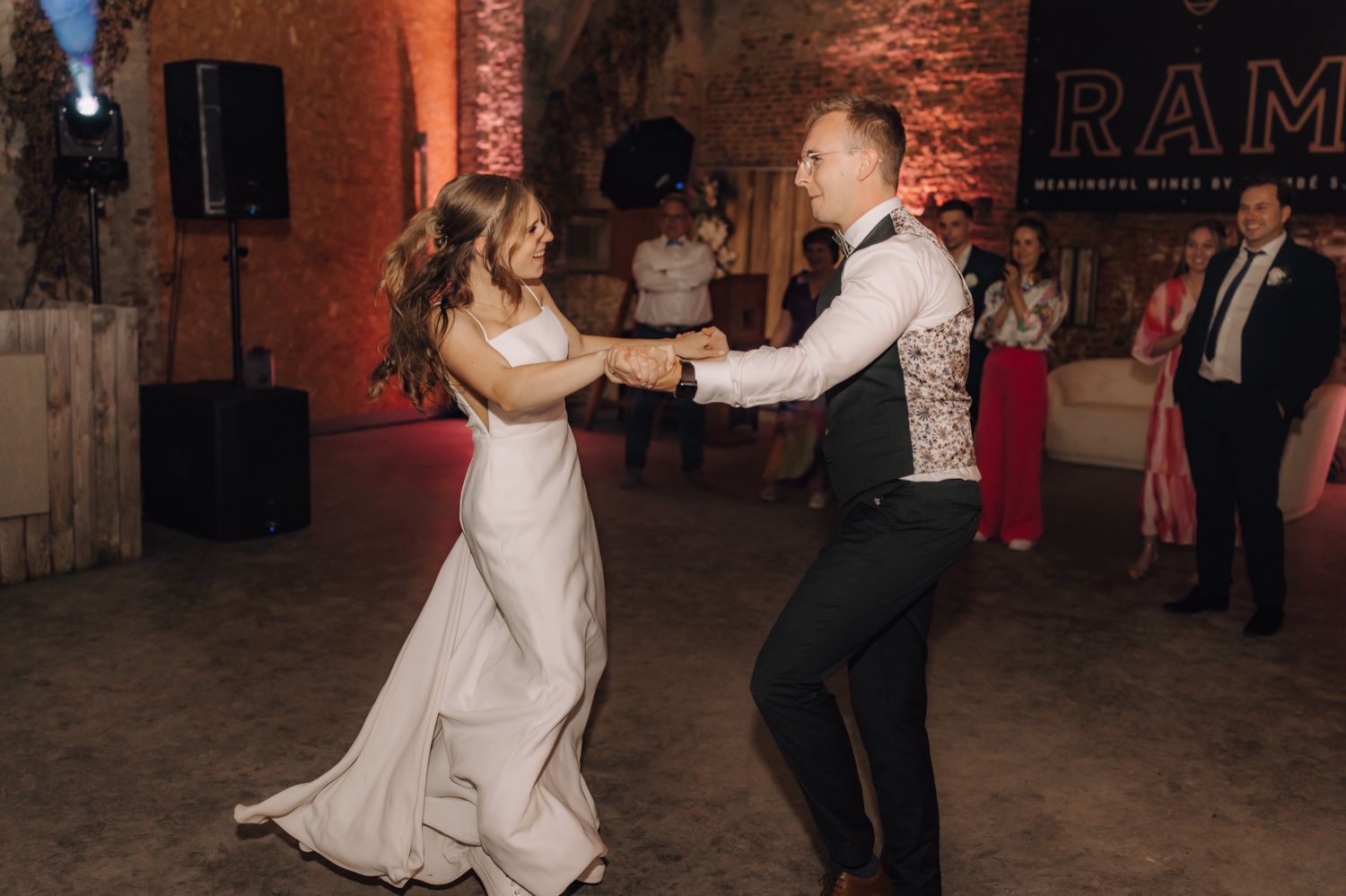 Landelijk huwelijk bij vierkantshoeve Bar Silo - bruidspaar zet het dansfeest stevig in