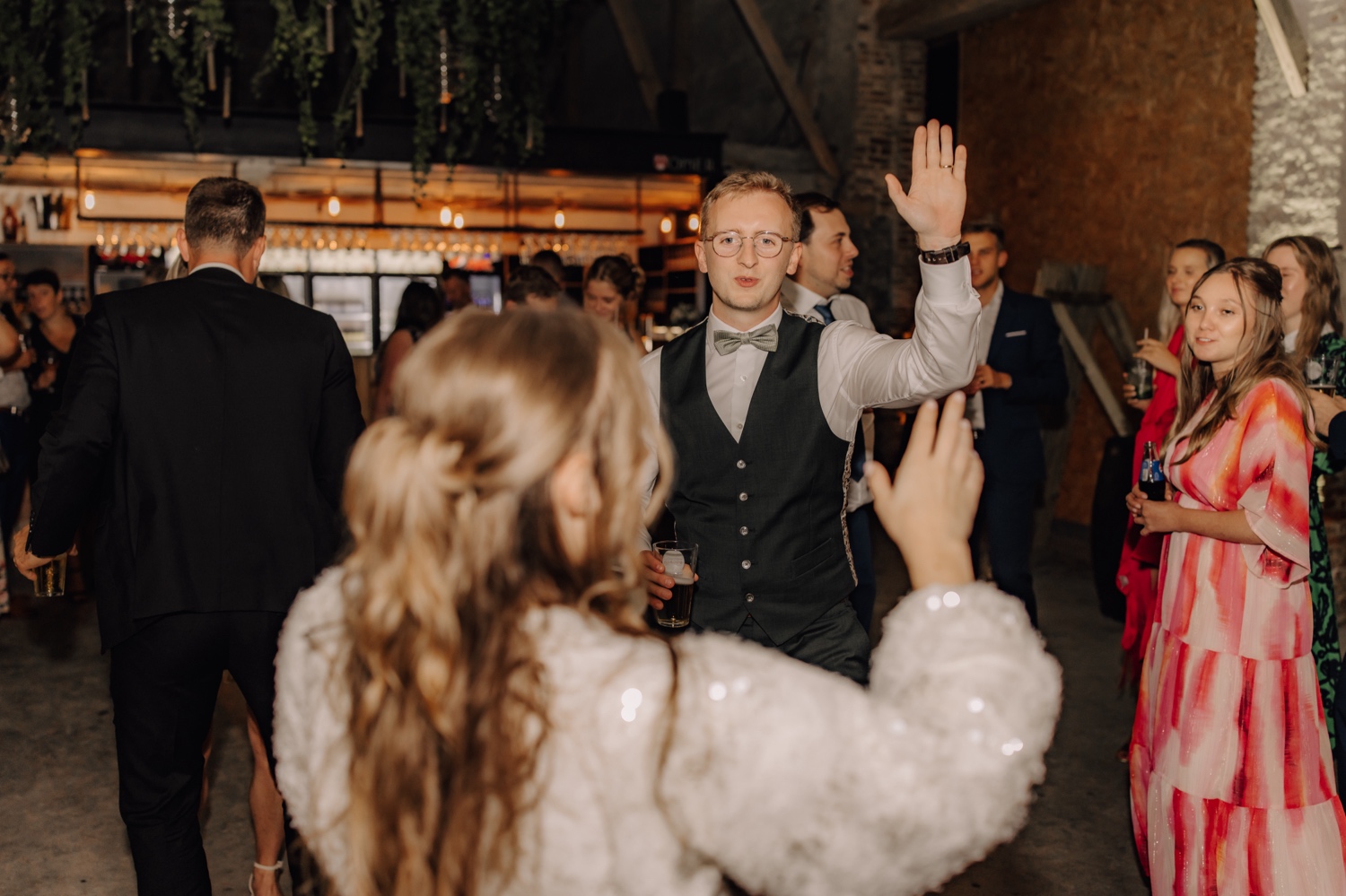 Landelijk huwelijk bij vierkantshoeve Bar Silo - bruidspaar geniet van het dansfeest