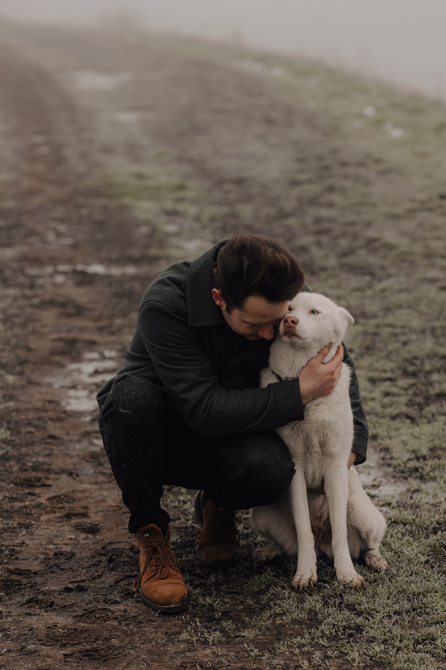 Gezinsfotograaf Limburg - mistige fotoshoot met drie Huskies