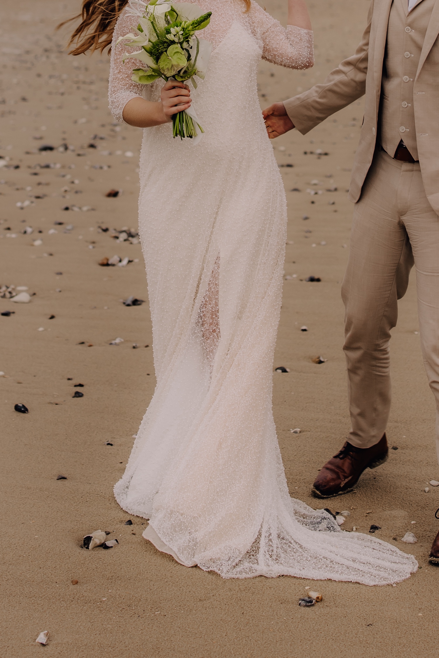 Huwelijksfotoshoot in Escalles Frankrijk op het strand