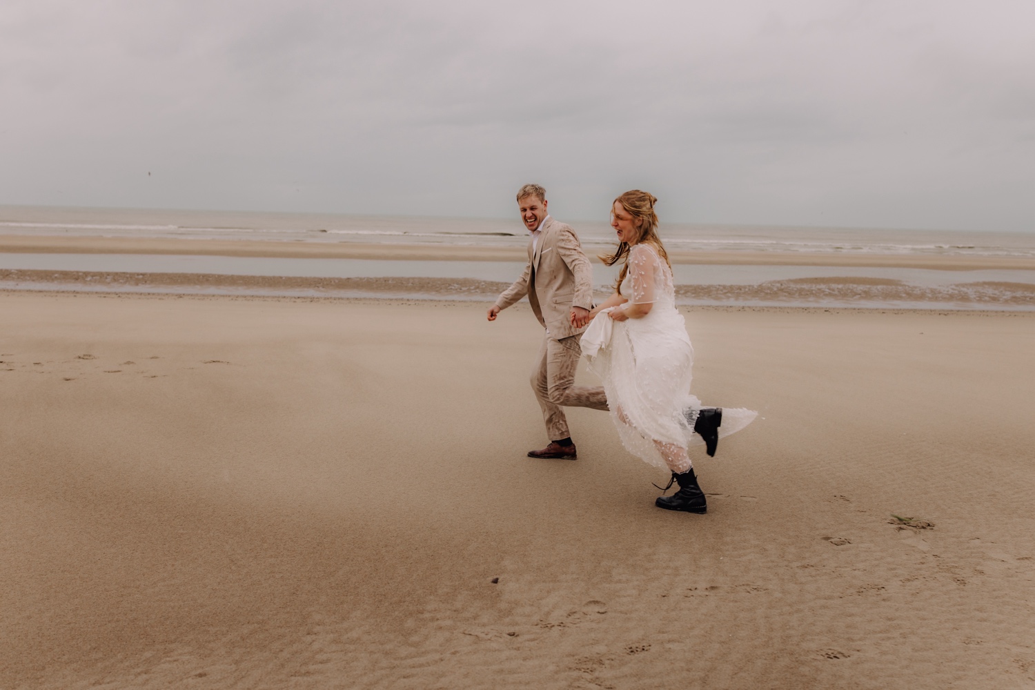 Huwelijksfotoshoot in Escalles Frankrijk op het strand