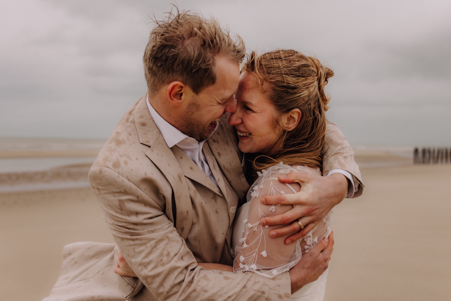 Huwelijksfotoshoot in Escalles Frankrijk in de regen op het strand