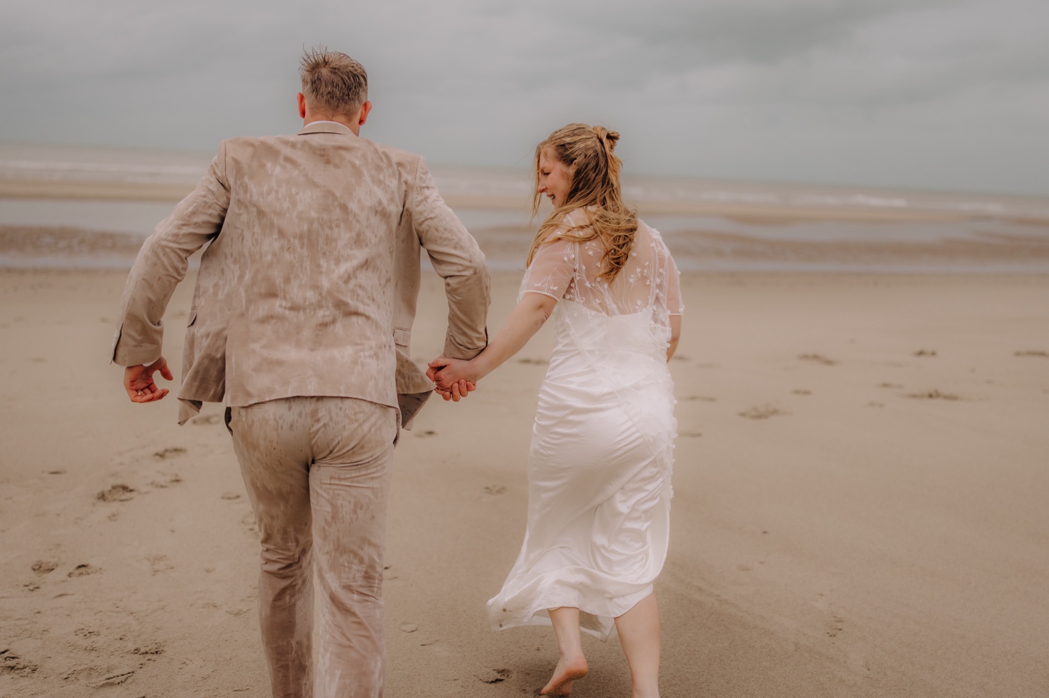 Huwelijksfotoshoot in Escalles Frankrijk blootsvoets op het strand